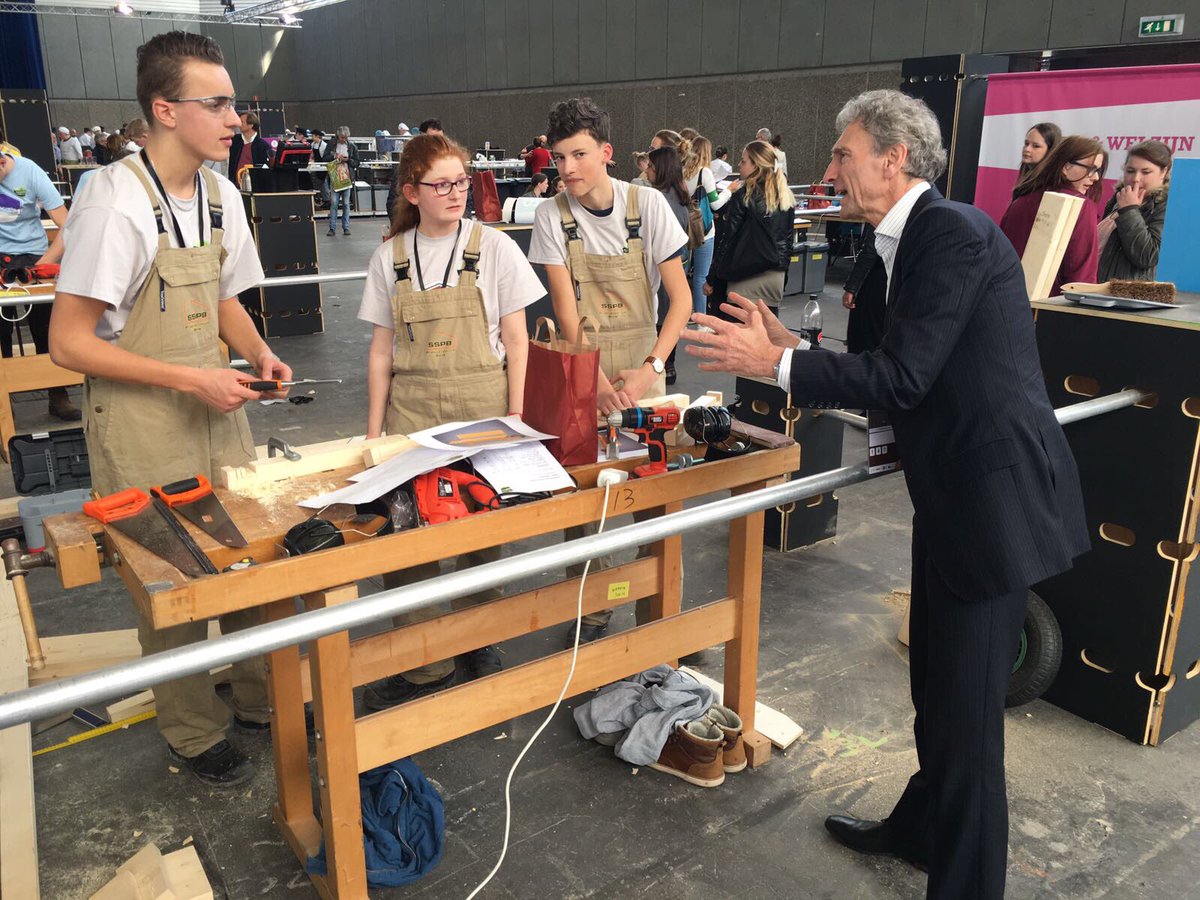 WorldSkillsNL's tweet photo. Paul Rosenmöller @groenlinks viert overwinning bij #skillsthefinals! #vakmanschap https://t.co/4ogQT8l6Pn