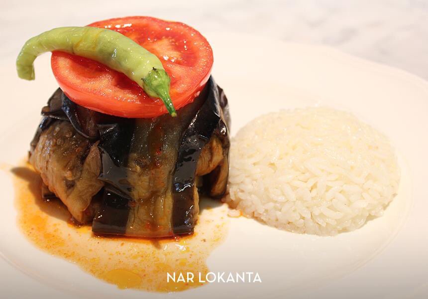 NarLokanta's tweet photo. Patlıcan, köfte ve domates sosun bir araya gelmesiyle büyüleyici bir lezzet sunan İslim Kebabı, Nar Lokanta’da damağınızı şenlendirecek. https://t.co/s68CUoWHjQ