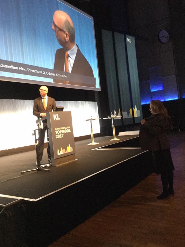 ThomsenNinna's tweet photo. Har lige flashed foran DFs Alex Ahrendtsen på #kltop17. Beklager - sådan er venstrefløjens kvinder 😜 https://t.co/PJoOlvXYyt