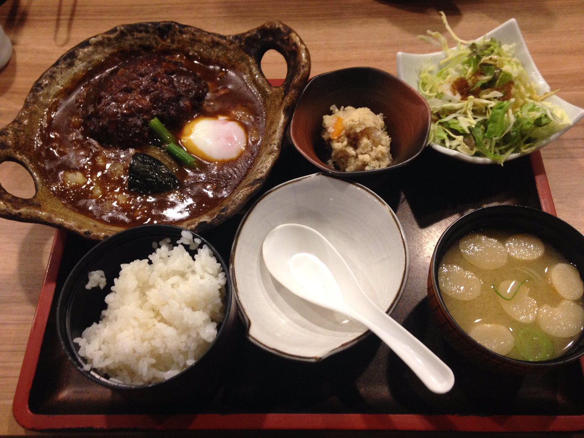 四四一六 大阪市中央区難波 佐海たちばな 煮込みハンバーグ定食0円 数年ぶりに訪問するもなんばcity南館のリニューアルでレストラン街に移転 さらに行列必至の人気店に 大きなハンバーグとじゃがいも なすび 玉子を土鍋で煮込んだ定番料理は健在で