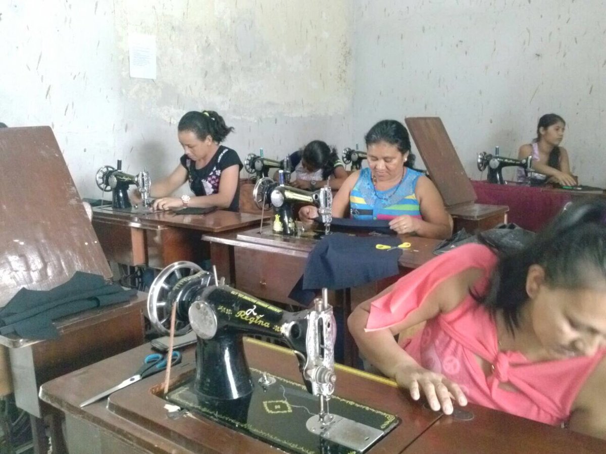 ceveua's tweet photo. capacitando a un grupo de mujeres en Apacilagua, choluteca. Curso Móvil de Costura. @lenchover @soriano_mirna @infophn https://t.co/7xT2I1CRu0