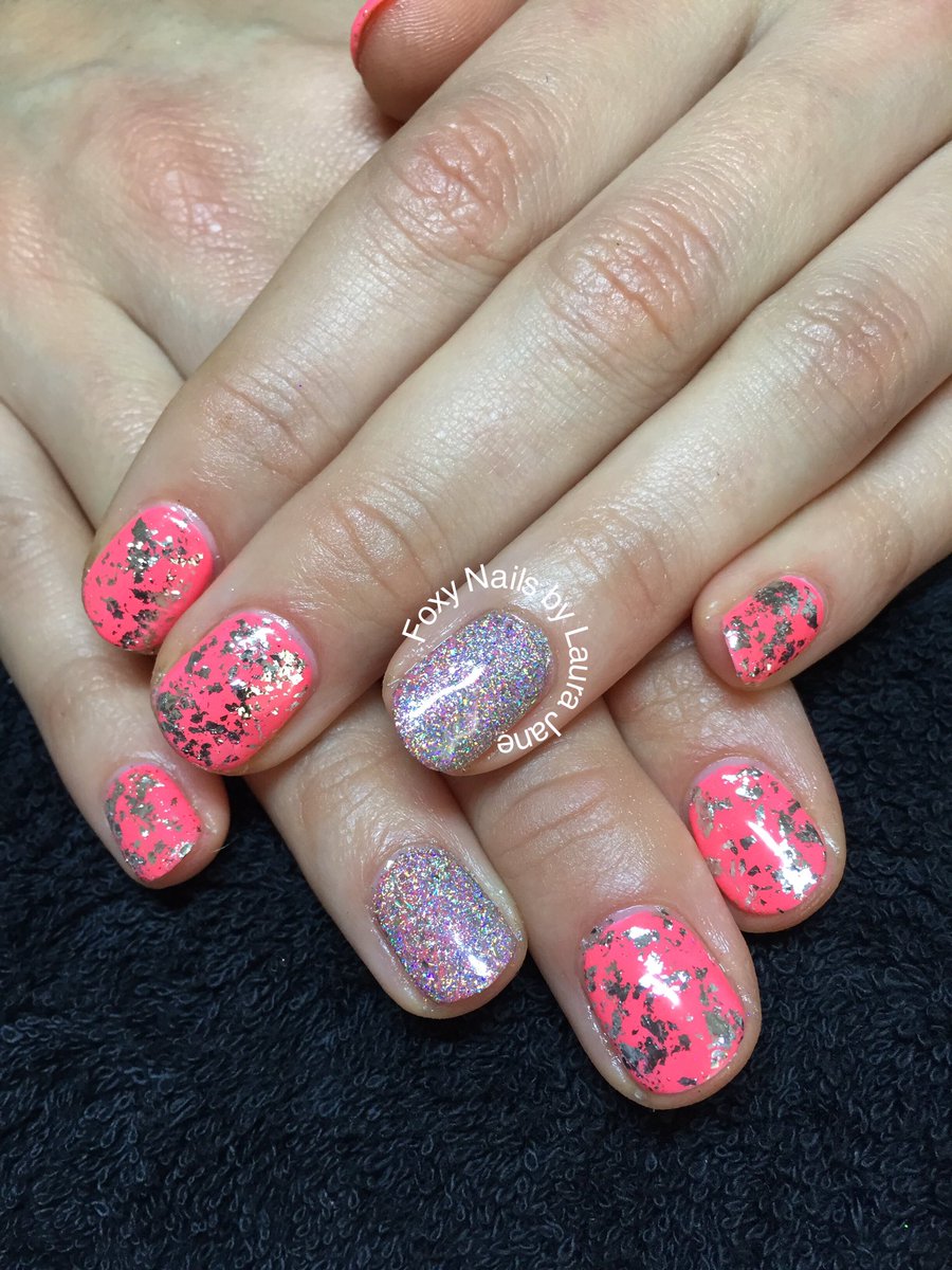 LauraJaneMitch's tweet photo. @Gelish @NailHarmonyUk #gelish #mangaroundwithme #silverflake #holo #summernails #foxynailsbylaurajane #laurajanemitchell #nails #summer 🌞 https://t.co/qayuaN58wx