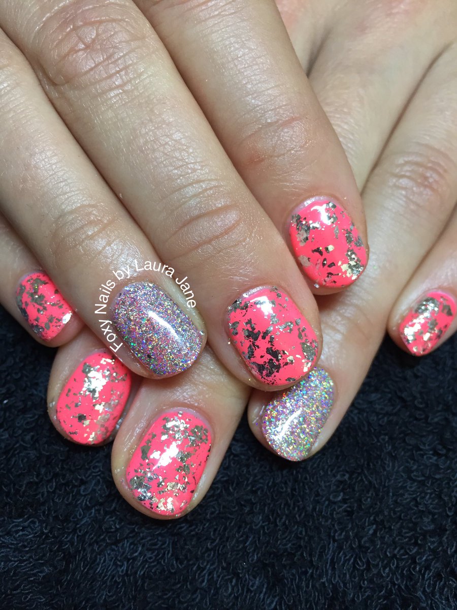 LauraJaneMitch's tweet photo. @Gelish @NailHarmonyUk #gelish #mangaroundwithme #silverflake #holo #summernails #foxynailsbylaurajane #laurajanemitchell #nails #summer 🌞 https://t.co/qayuaN58wx