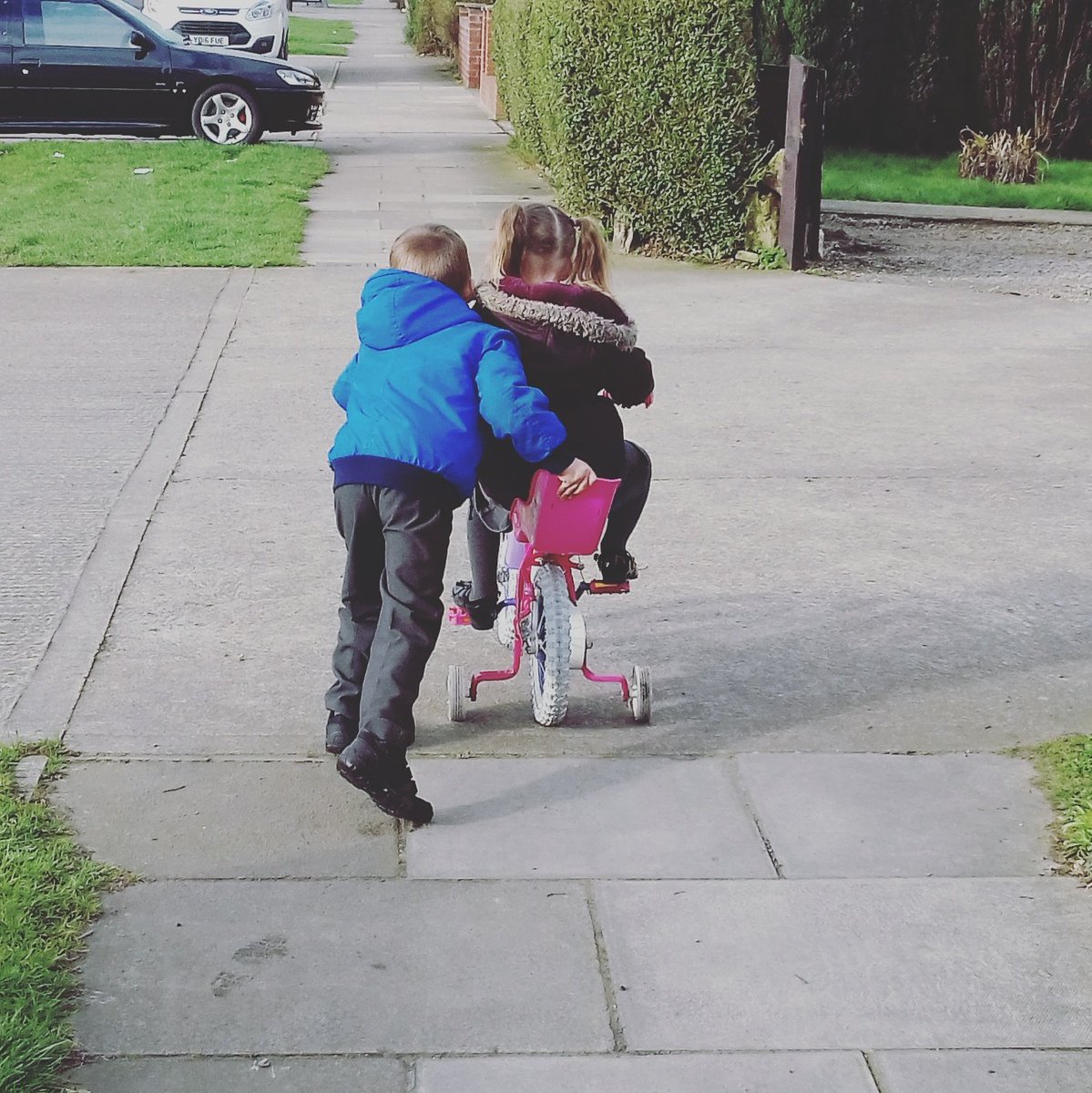 EmmaFirth11's tweet photo. @Wfieldks1 Jacob left his bike at home today so he could teach Layla how to ride hers, 1 very happy sister &amp; 1 very kind boy #thatsmyboy 😍 https://t.co/llYCMkJe40