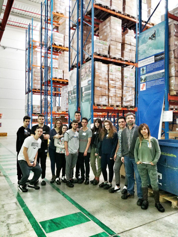 Salesians_SVH's tweet photo. 2n d'Activitats Comercials aprenen in situ com funciona el magatzem logístic @DecathlonES al @ZALportBCN https://t.co/7zpEjiiVKt #JProfTec https://t.co/ABFwSj4xDG