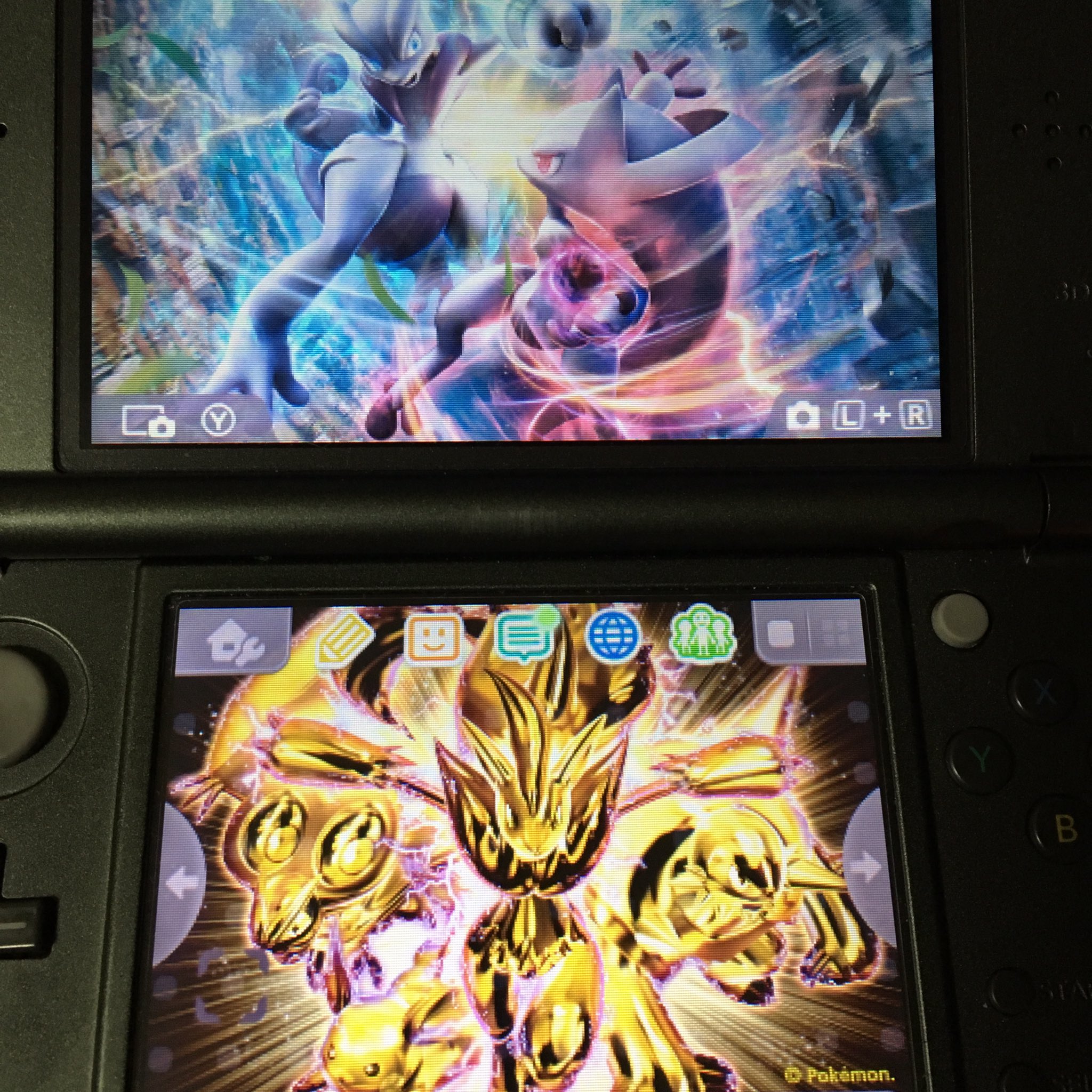 ソーヤ 3dsのミュウツー風のテーマ買ったよ メガ同士の戦いが熱い 下のポケカデザもかっこいい ついで言うとbgm も赤緑野生戦アレンジ入って古参ファンとしては嬉しいね Xyミュウツー戦神曲やー ポケモン T Co Xmi3sry8v9 Twitter