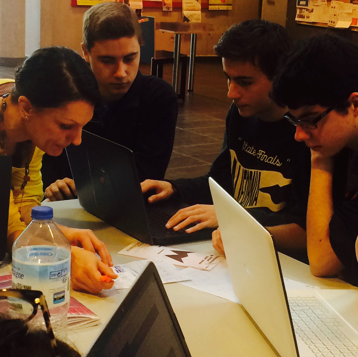 Hackathon2017's tweet image. [OFF-J3] 👩🏼‍💻👨🏻‍💻 Cette aprem gros rush sur le projet Fab Access #Hackathon2017 #biennaledesign17 #TiersLieux @designtech_acad @TelecomStE