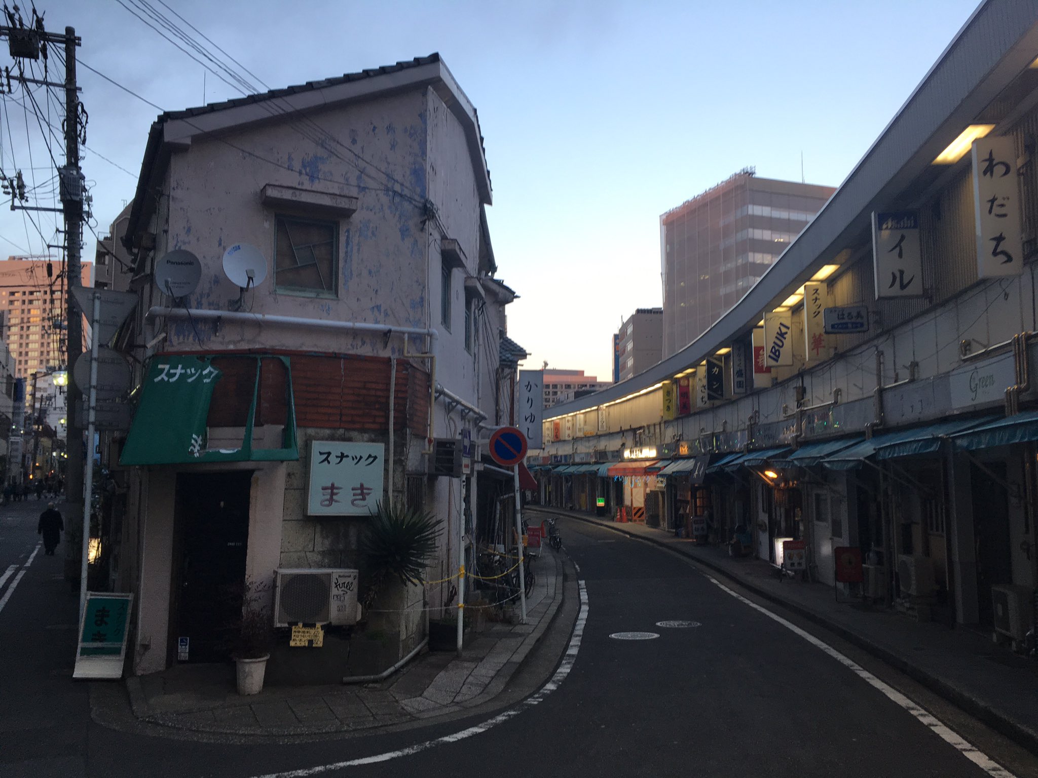山谷酒場 予約制 V Twitter 西調布 喫茶 楓です 横浜は都橋商店街 野毛はこんな素敵な所もあるんですね この川沿いから桜木町方面に一本 二本入ったあたりも渋い飲み屋街 まあ橋を伊勢佐木町方面に渡るとアレですが 野毛 山谷酒場 予約制 V Twitter 西調布 喫茶 楓です 横浜は都橋商店街 野毛はこんな素敵な所もあるんですね この川沿いから桜木町方面に一本 二本入ったあたりも渋い飲み屋街 まあ橋を伊勢佐木町方面に渡るとアレですが 野毛