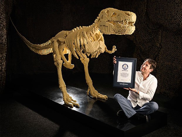 GWR's tweet photo. Roar! @NathanSawaya's massive #LEGO T-Rex made from 80,020 bricks features in our new #GWRblockbusters 2017 edition https://t.co/itwQVQqM06 https://t.co/BVaRgzVdBi