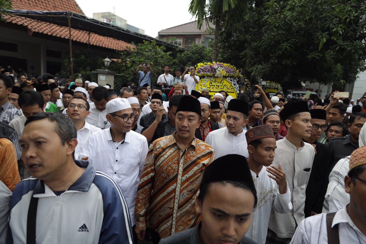 imam_nahrawi's tweet photo. Hari ini Bangsa Indonesia kehilangan seorang Ulama besar KH HASYIM MUZADI. Disaat berbeda  beliau hadir dg pendekatan yg rahmat &amp; ramah .-IN https://t.co/tIrMIRDOvu