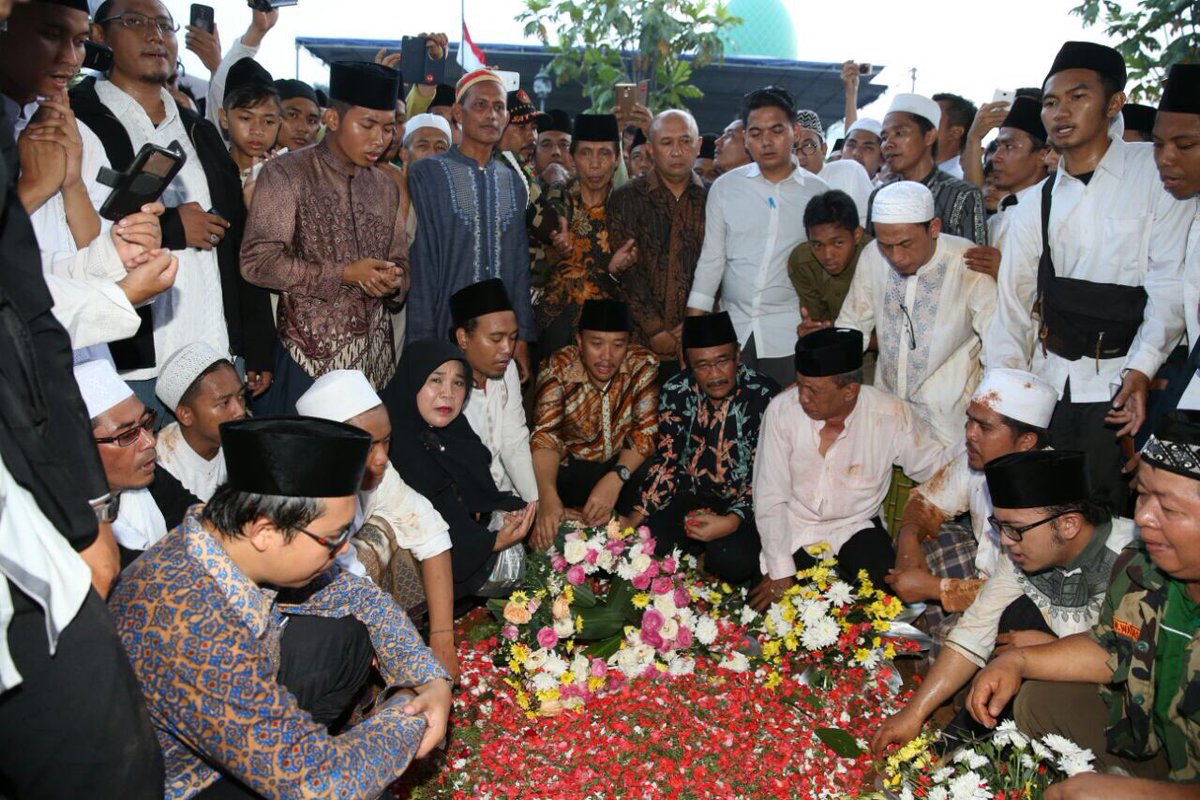 imam_nahrawi's tweet photo. Hari ini Bangsa Indonesia kehilangan seorang Ulama besar KH HASYIM MUZADI. Disaat berbeda  beliau hadir dg pendekatan yg rahmat &amp; ramah .-IN https://t.co/tIrMIRDOvu