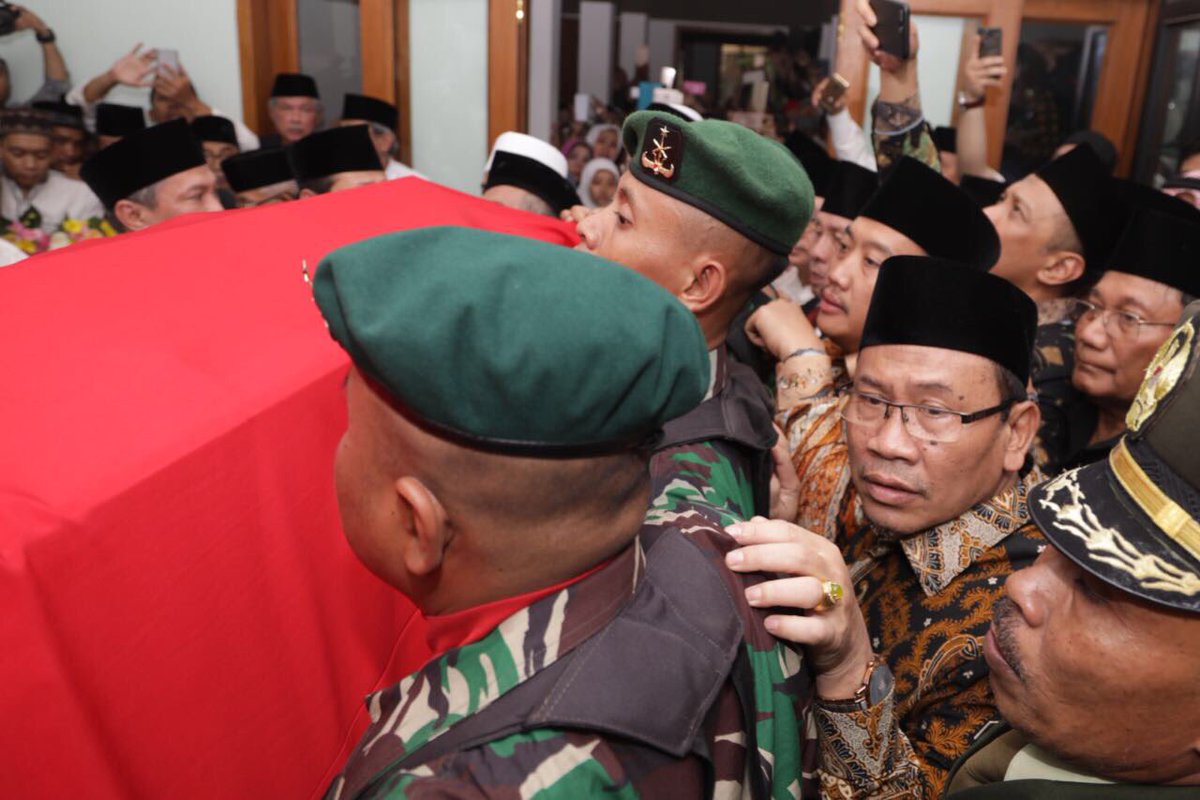 imam_nahrawi's tweet photo. Hari ini Bangsa Indonesia kehilangan seorang Ulama besar KH HASYIM MUZADI. Disaat berbeda  beliau hadir dg pendekatan yg rahmat &amp; ramah .-IN https://t.co/tIrMIRDOvu