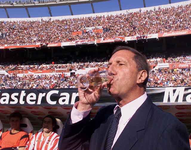 gastihirsch's tweet photo. "Señorita ésto no tiene bebida alcóholica, tiene Gatorei" 

¡Felices 78 años, Carlos Salvador Bilardo! https://t.co/3JRSItuJNL
