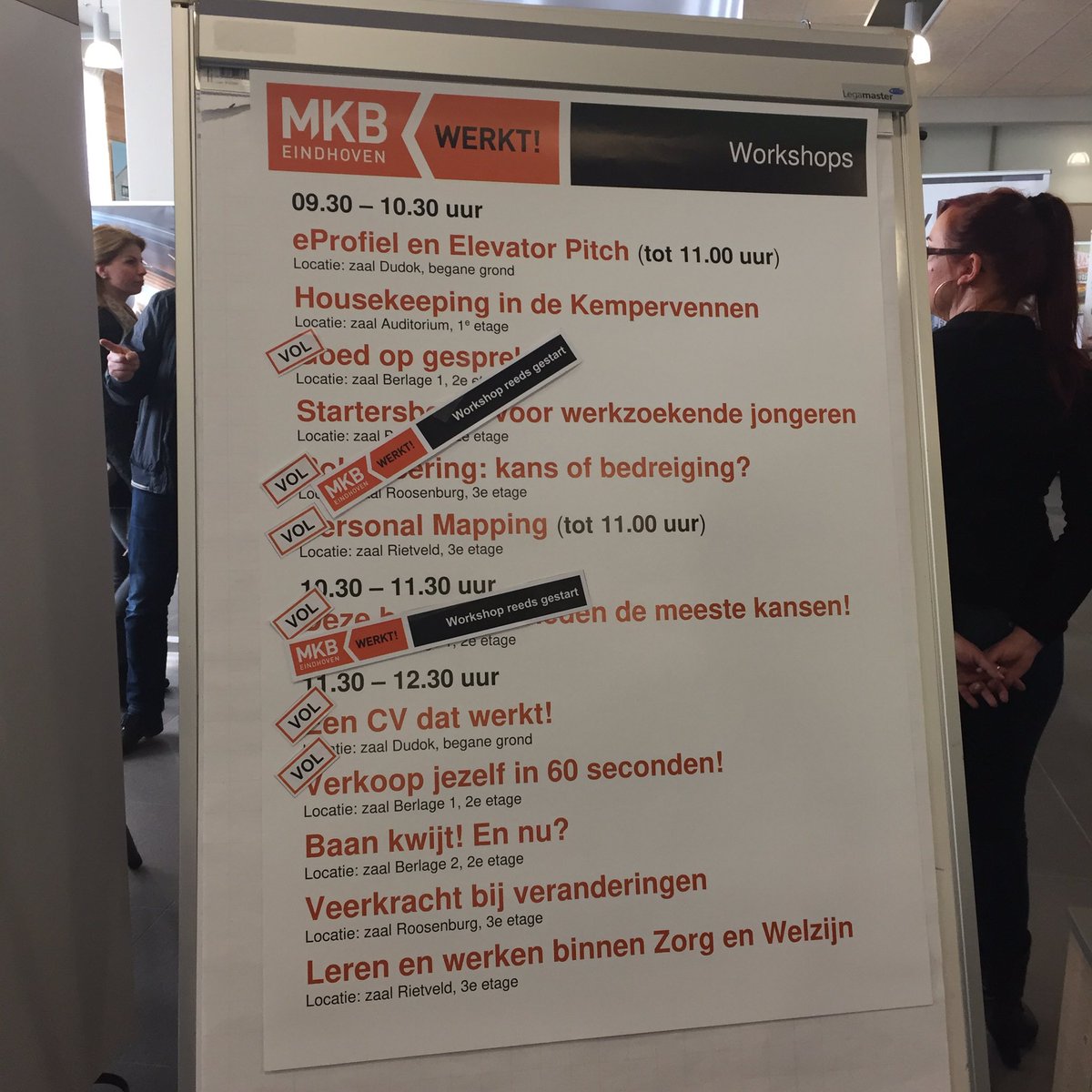 Mkb Eindhoven organiseert vacaturecafé. Honderden werkzoekenden treffen persoonlijk werkgevers en velen maken een match.
