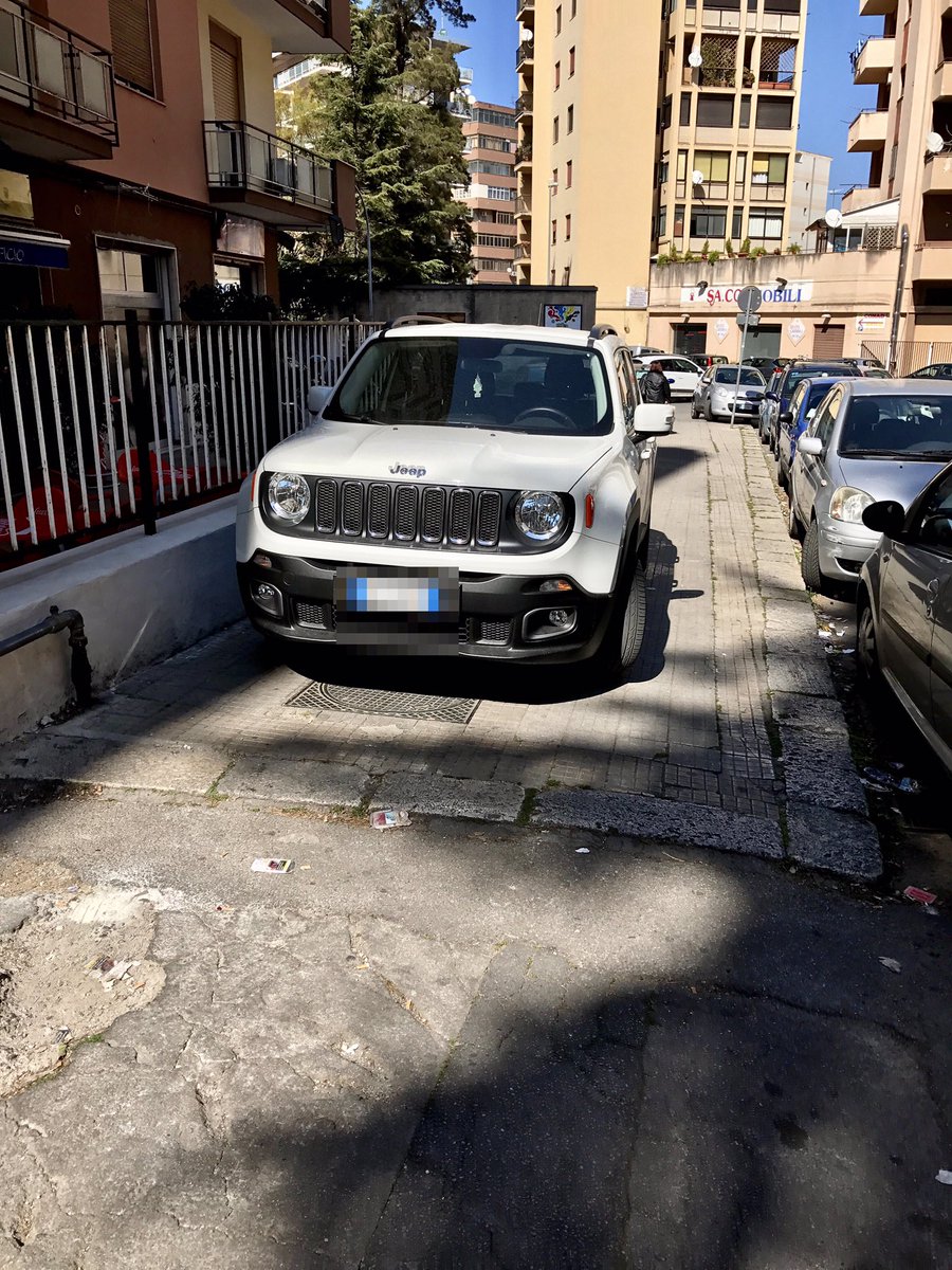 .<a href="/PALERMOPM/">Polizia MunicipalePA</a> vi segnalo posto auto riservato in via Telesino #palermo #parcheggiocreativo #malasosta