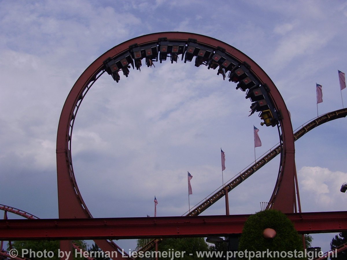 Pretparknostalg's tweet photo. Lees mijn herinneringen aan de #LoopingStar/#ThunderLoop in #Slagharen in mijn GRATIS ebook "De pretparken van toen" https://t.co/edPkjYBeip https://t.co/cFdiRRp1mW