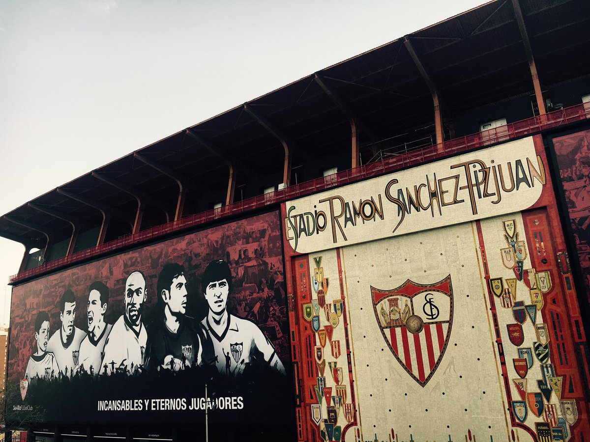 AktuaLiderazgo's tweet photo. Siempre es un honor que te reciban así en la casa de un club como el @SevillaFC Muchas gracias #lomejordelosmejores #SevillaFC #liderazgo https://t.co/lot5VI8PrP