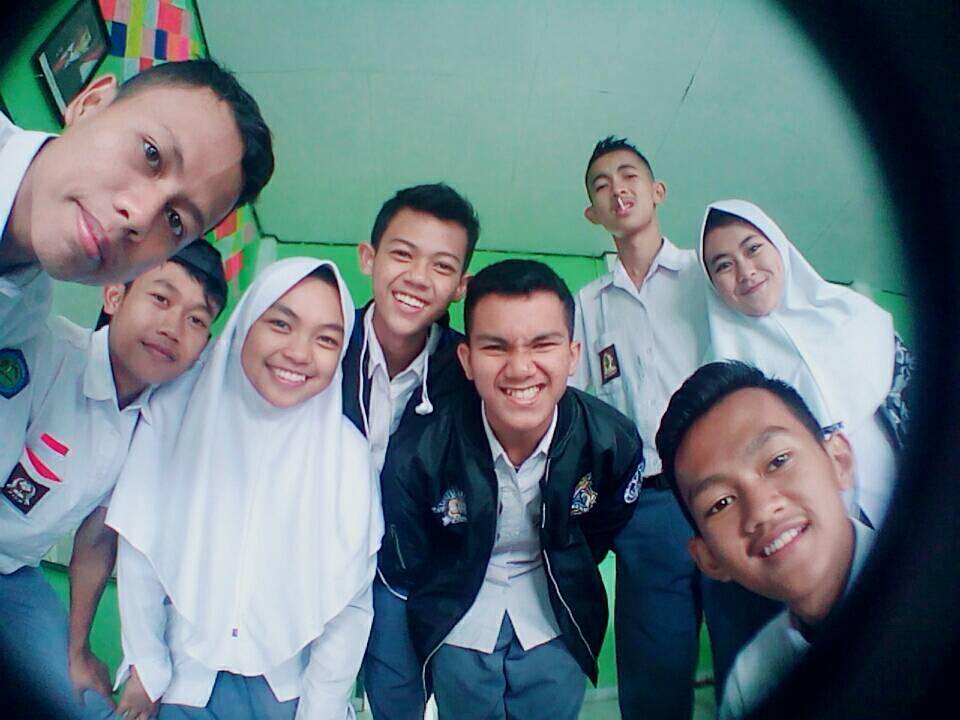 sastrag21's tweet photo. Ini Keluarga saat disekolah hehe :D :v
#Class #XIMIPA4 #CalonJuara https://t.co/2TZHUH9kYe