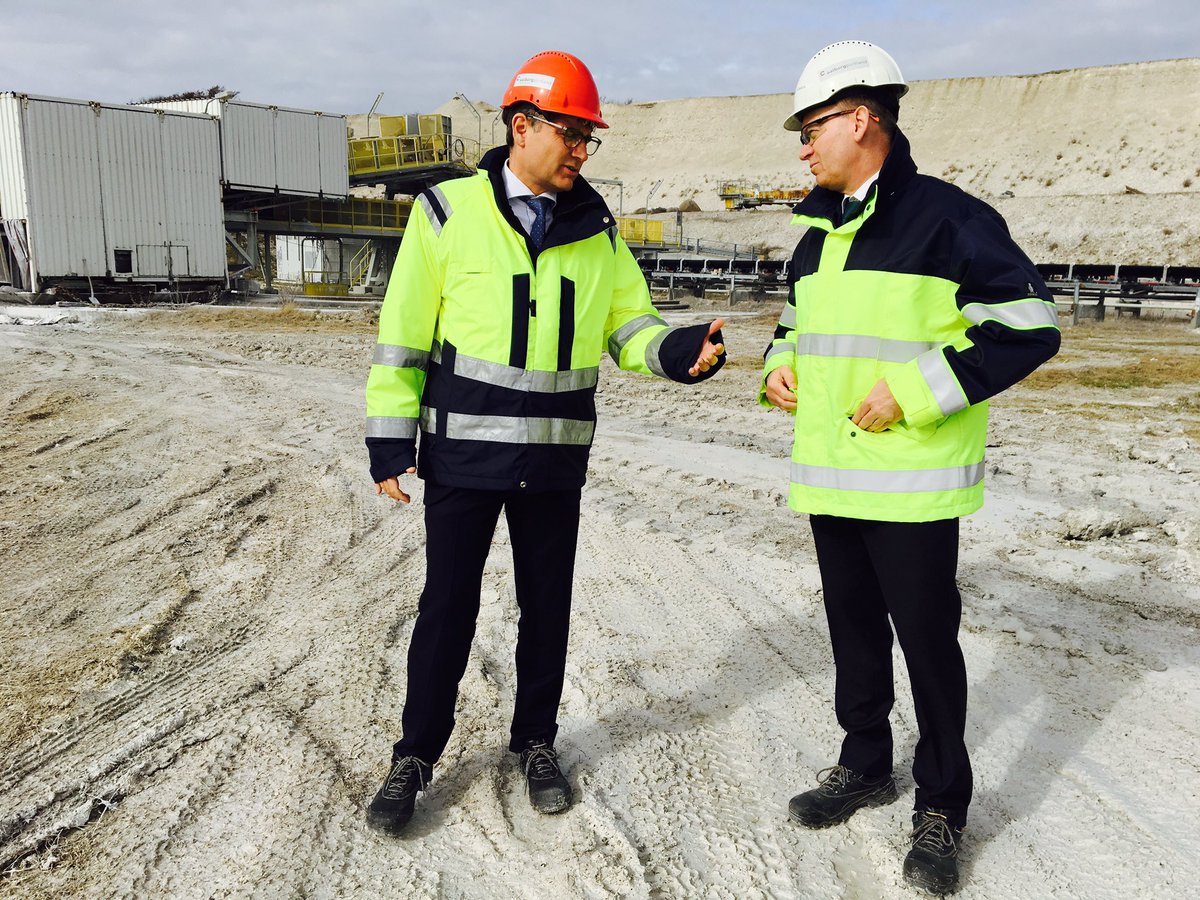 Erhvervs_min's tweet photo. .@BrianMikkelsenC besøger Aalborg Portland. Succes: 350 arbejdspladser i industriproduktion kan nu spare 46 mio. PSO-afgift #dkøko #dkbiz https://t.co/WPoPpKLZ7P