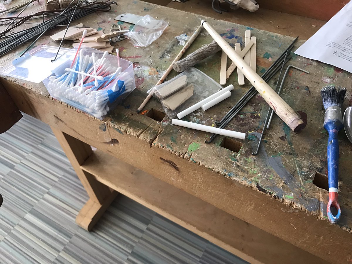 StudioTof's tweet photo. "Kunstjuf zijn is het leukste beroep. Kunst mag je zelf bedenken en is dus nooit fout." Fantasiedieren maken met gebruikte materialen. https://t.co/WPZt3gaw6k