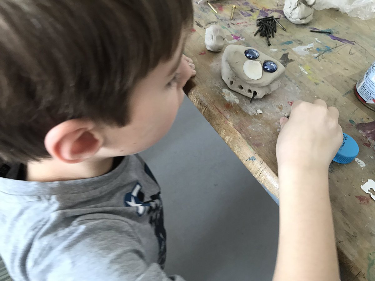 StudioTof's tweet photo. "Kunstjuf zijn is het leukste beroep. Kunst mag je zelf bedenken en is dus nooit fout." Fantasiedieren maken met gebruikte materialen. https://t.co/WPZt3gaw6k