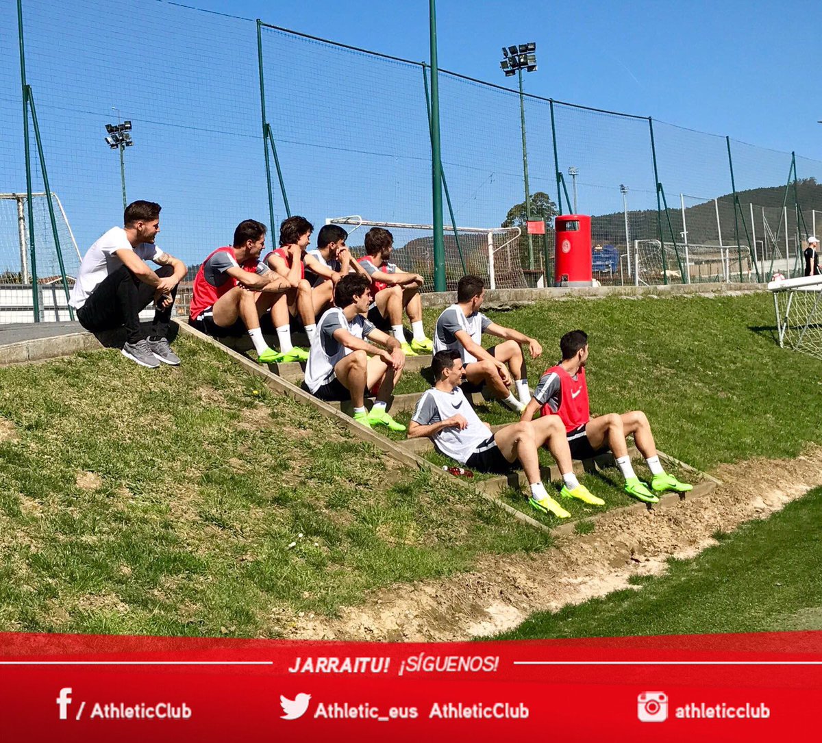 AthleticClub's tweet photo. 📷 @alex13remiro ha visitado a sus compañeros esta mañana en Lezama. #athletic https://t.co/cj8x5ktA5v