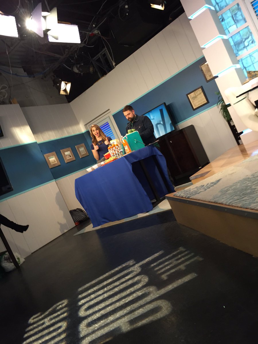 TheRhodeShow's tweet photo. These party ideas are a Slam Dunk! @simkosays shows us how to throw a #BracketBash. 🏀🏀🏀 ^BK https://t.co/AdWZ4kFk0b