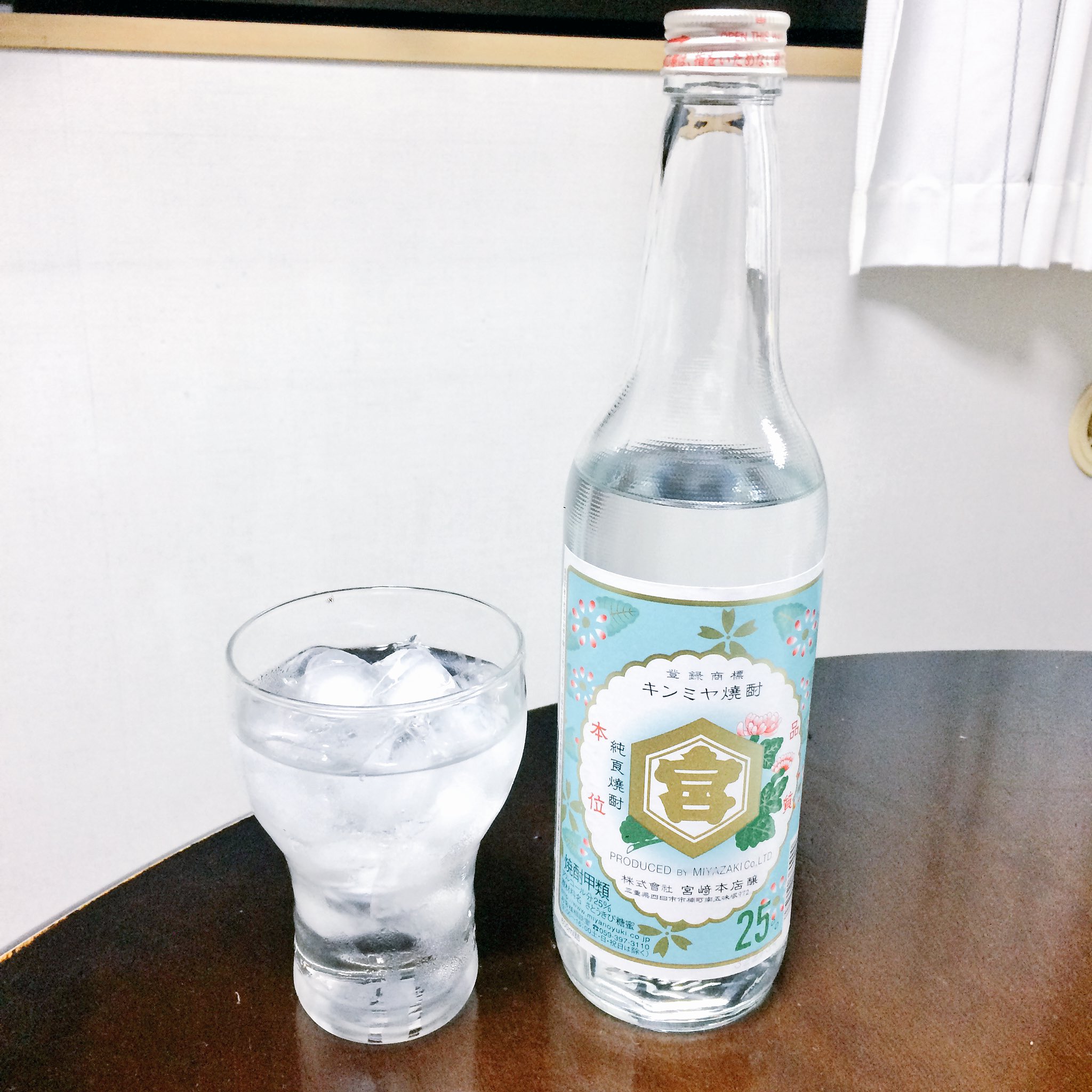 Shingechan 今宵の晩酌はキンミヤ焼酎のオンザロック シャリキンではないキンミヤ焼酎です これもまた良し っていうか シャリキンの方が進化系で この飲み方が基本なのではと気付きました キンミヤ焼酎 シャリキン 焼酎甲類 T Co