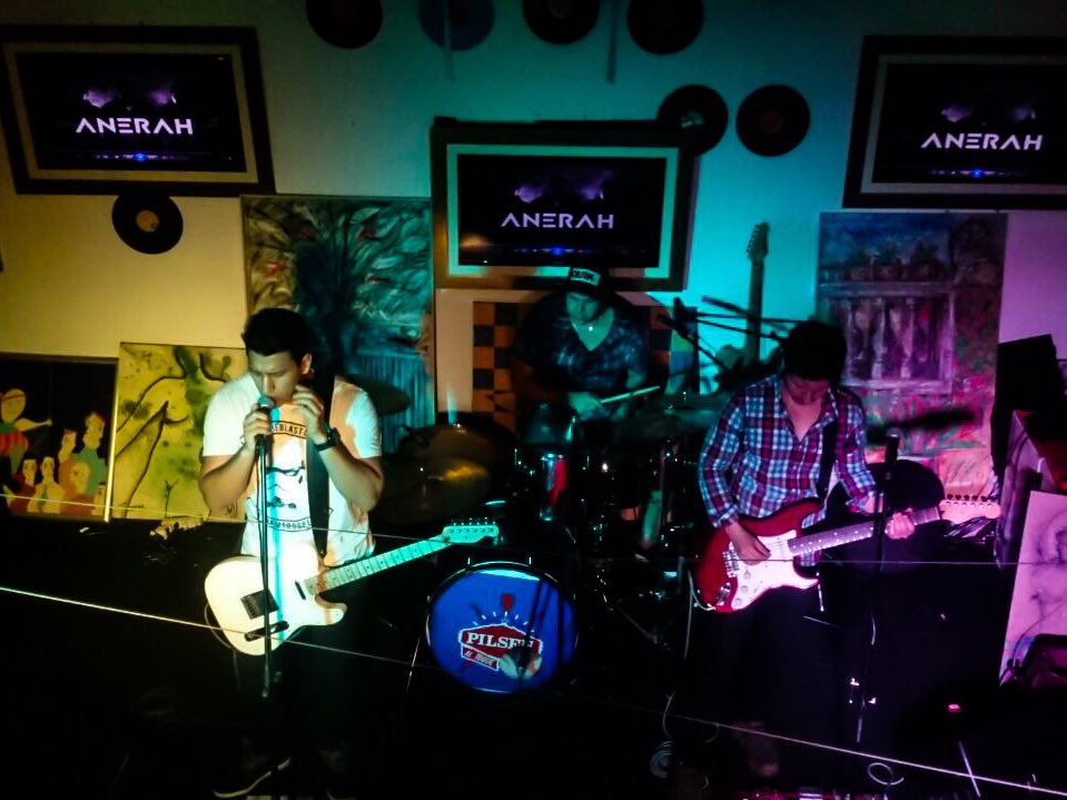 Excelente noche pasado por agua el día de ayer en <a href="/KamastroBar/">Kamastro Arte & Bar</a>🌩💦🌚
#music #livemusic #concert #artist #VersosEnCodigos #musica #PilsenAlToque