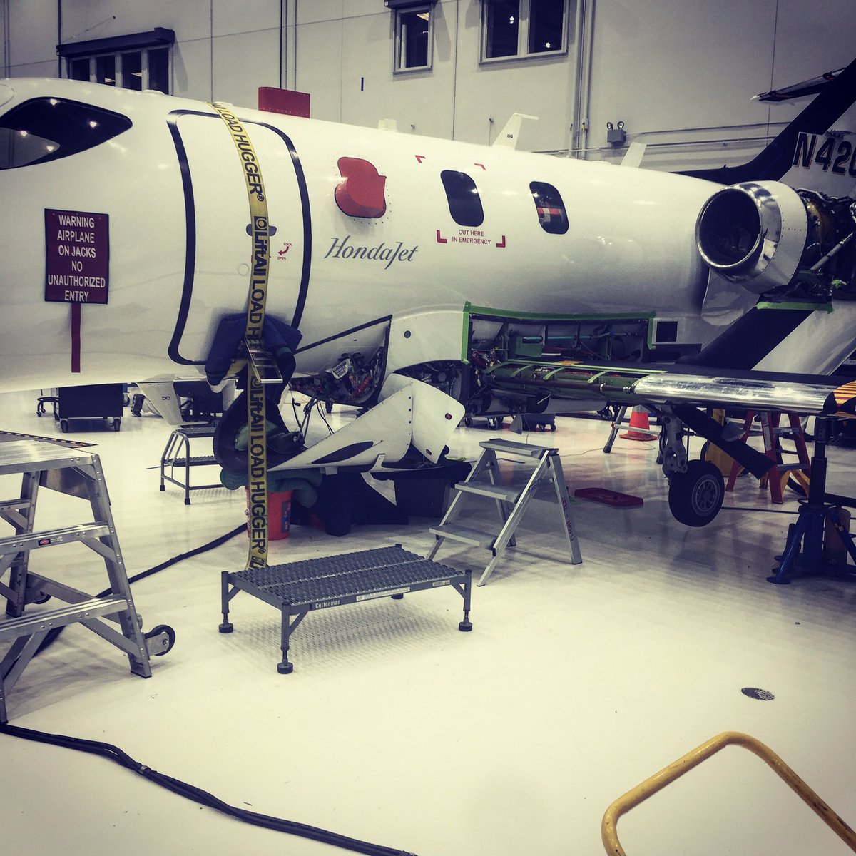 XxATLienxX's tweet photo. 🛩 I do it cause I love it.. #workflow #jetlife #jetlifeshit #jetlifegang #aviation #aviationporn #avionics #electrician https://t.co/Q2JPszEsJr