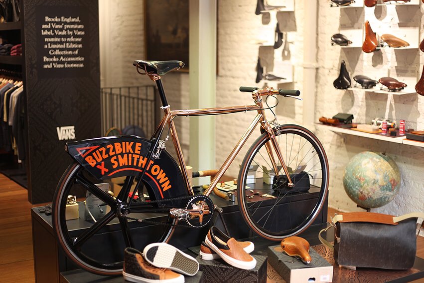 _smithtown's tweet photo. Smithtown bike in Brooks store London this month
@B1866London @BUZZBIKELONDON 
#signwriting #cycling #brookslondon #coventgarden #london https://t.co/2tSnNC4PwD
