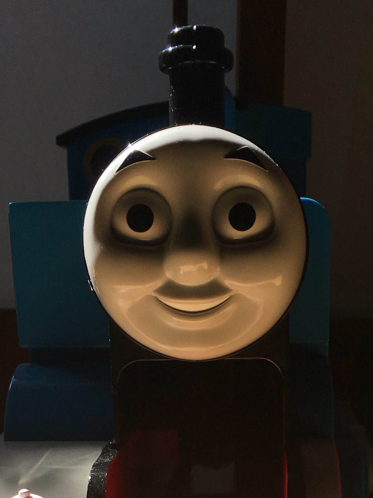 悪に満ちた機関車トーマスが怖いｗ暗がりに潜み かすかな微笑みに闇を感じる 話題の画像プラス
