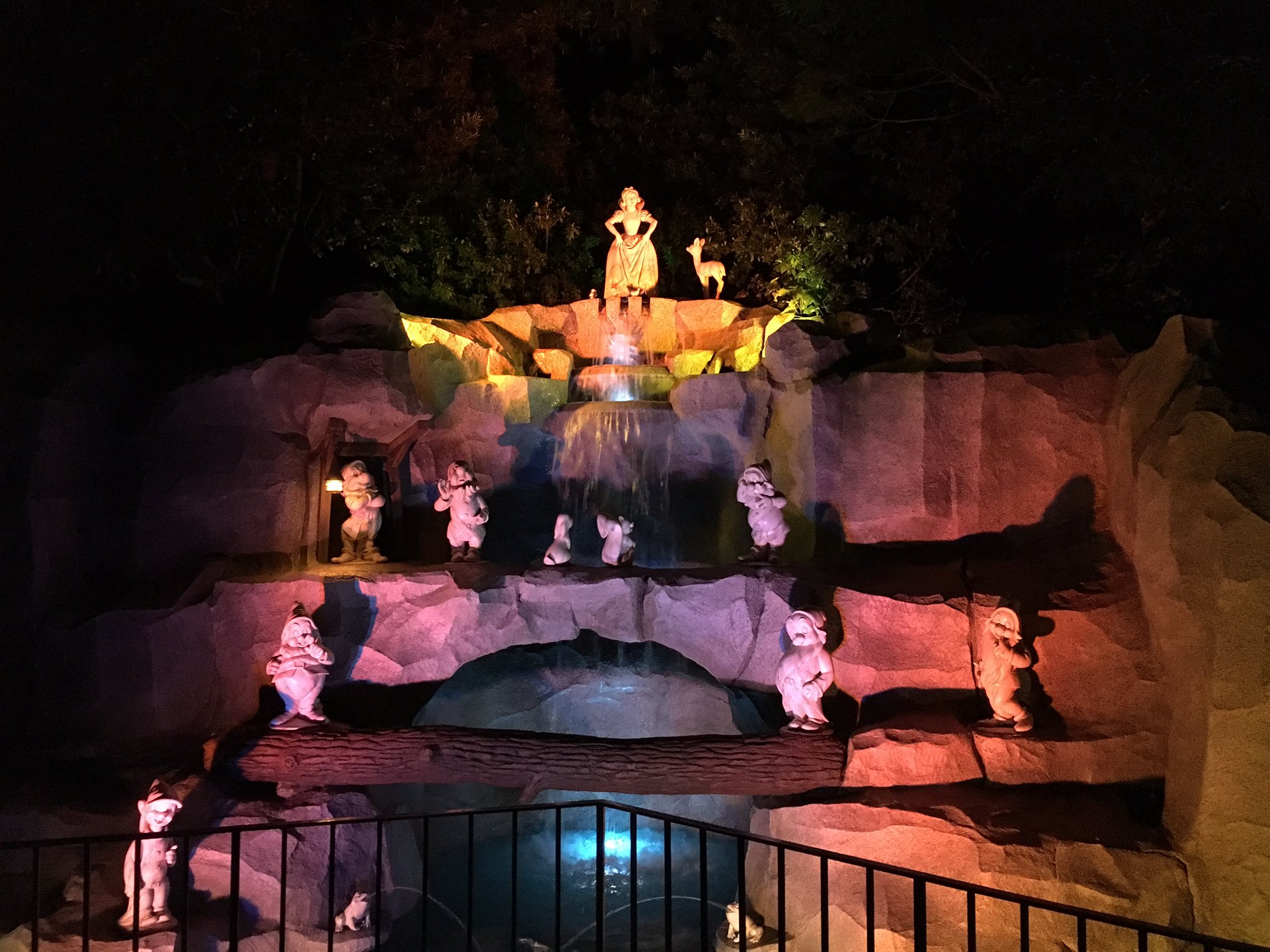 ディズ探 D垢 Tdl 白雪姫の願いの井戸 かなり長い間クローズしていましたがついに工事完了 綺麗になりました 美しい歌声はそのままです Tdl 東京ディズニーランド