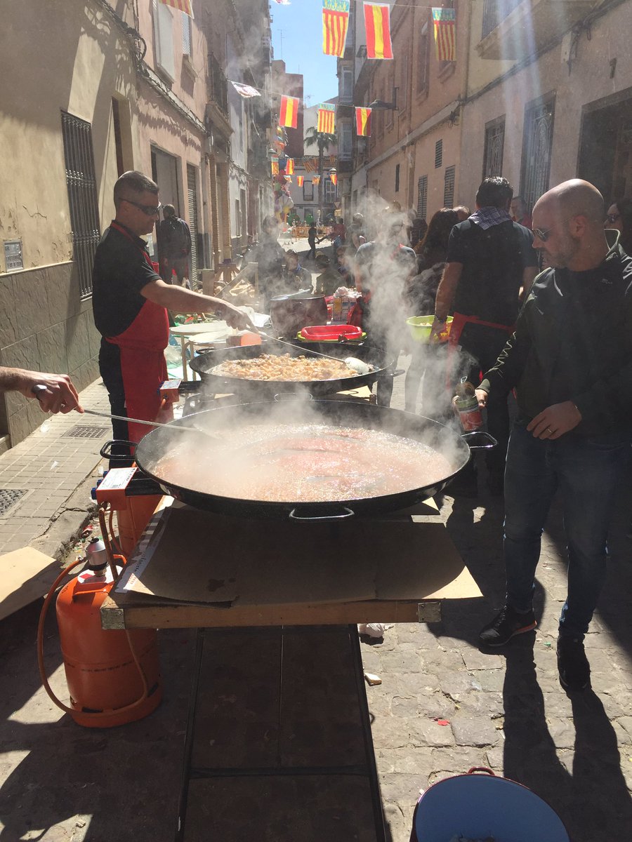 F_RamonyCajal's tweet photo. Després d'una espectacular #nitdeplantà, ara recuperem forces en @F_RamonyCajal, que la setmana acaba de començar #fryc2017 https://t.co/7yn9L4M7oD