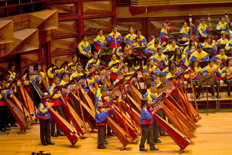 ¿Deseas aprender a tocar instrumentos de música tradicional? Asiste de lun a vie de 9am a 5pm al Teatro Junín e inscríbete <a href="/conalmallanera/">conalmallanera</a>