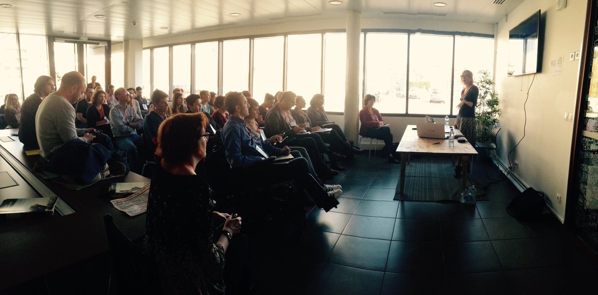 pressecomndie's tweet photo. En salle Mark, on découvre comment créer facilement des visuels avec Canva @alexbetbeder #12hagil https://t.co/jpNDskgZAj