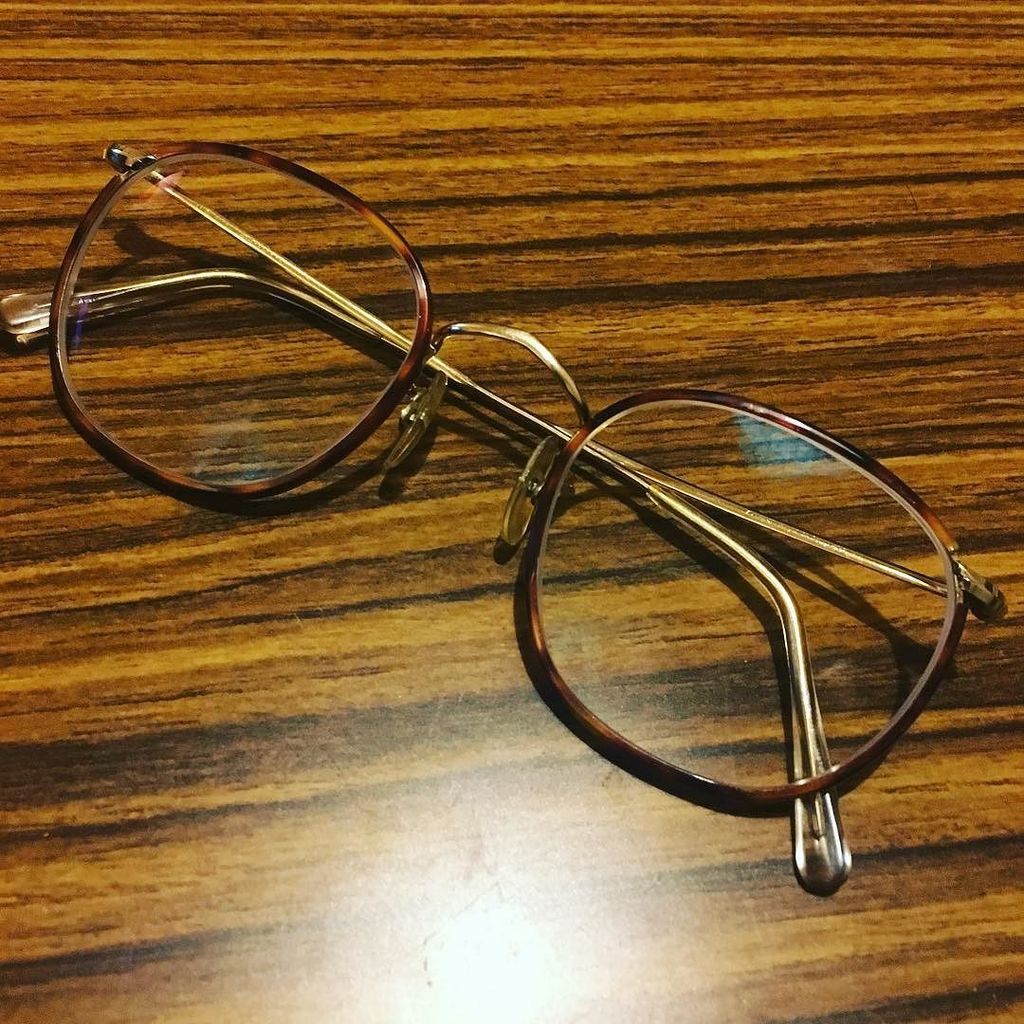 yanaphy's tweet photo. オークションで入手した1970sのメタルセル巻きフレームにレンズを入れた。レンズ入れても軽い！金色フレームは初なので少し緊張。(渡利さんありがと〜)
#alghaworks
#sa… https://t.co/qjZKarJlwh https://t.co/zTExdRS17e