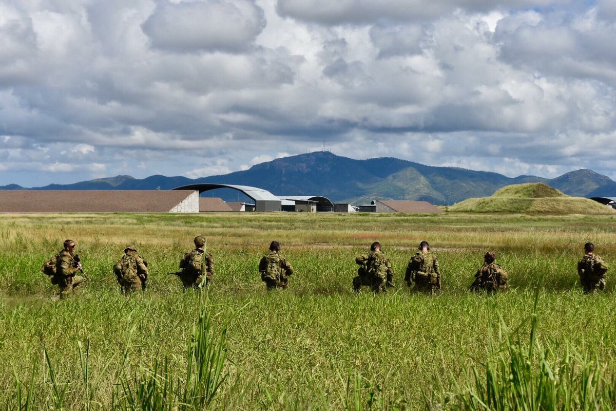 _5RAR's tweet photo. Battlegroup Tiger partners with 5 Aviation Regt MRH90s for airmobile training on #ExPolygon @ComdCtc @Comd_1st_Bde @RSM1DIV Gr8 teamwork https://t.co/L8RJkwIRvB