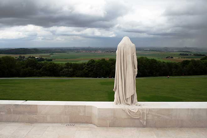 artforduende's tweet image. 1. Dünya Savaşı sırasında Fransa'da ölen Kanadalı askerlere adanmış bir heykel: "Canada Bereft"