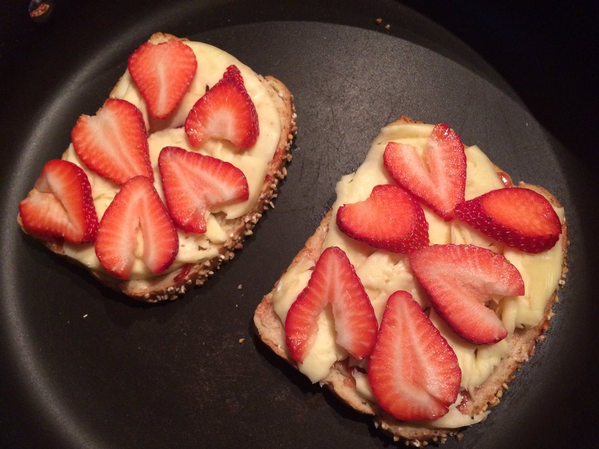 Fshoutofwater's tweet photo. Brie and strawberry grilled cheese with clam chowder perfect for camping #hellyes https://t.co/jBtityICiu