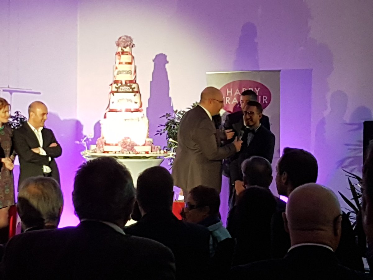 machardch's tweet photo. Mise à l honneur des jeunes talents par @harrytraiteur ! Bravo à eux. Inauguration avec @ReseauReseaux https://t.co/wYv9y5PvaM