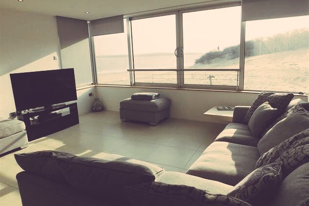 FBMHolidays's tweet photo. Our new property on the beach, Waters Edge, 3. Also available for @ironman_wales #IMWales https://t.co/vPuOGug3K8 #Pembrokeshire https://t.co/SkkAONsAc6