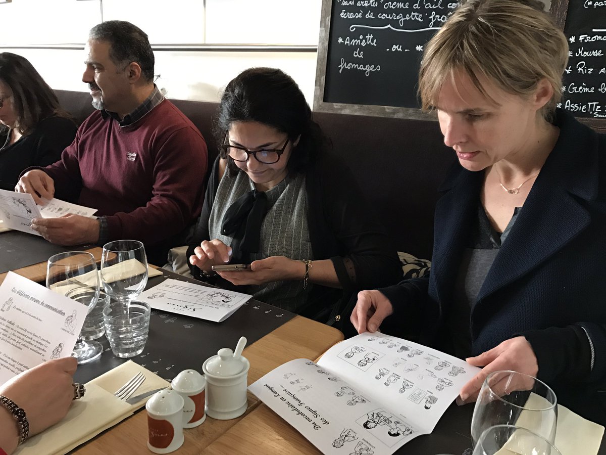 Fred_Bouscarle's tweet photo. Animation et formation au #handicap auprès des travailleurs sociaux avec une immersion au #CaféSignes https://t.co/LGjf2IWJko