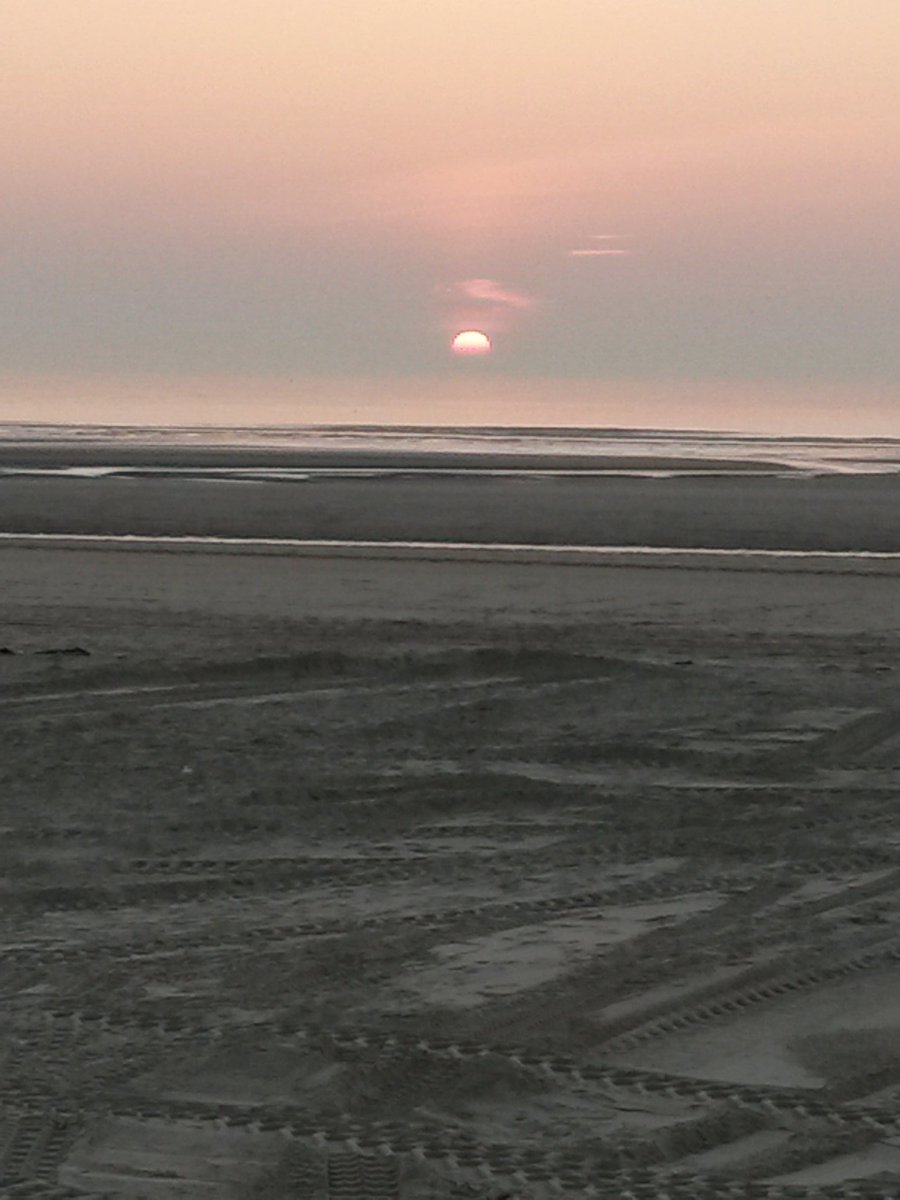 ludovic_arnoult's tweet photo. Coucher de soleil au Touquet-Paris - plage https://t.co/4s1d3Iknat