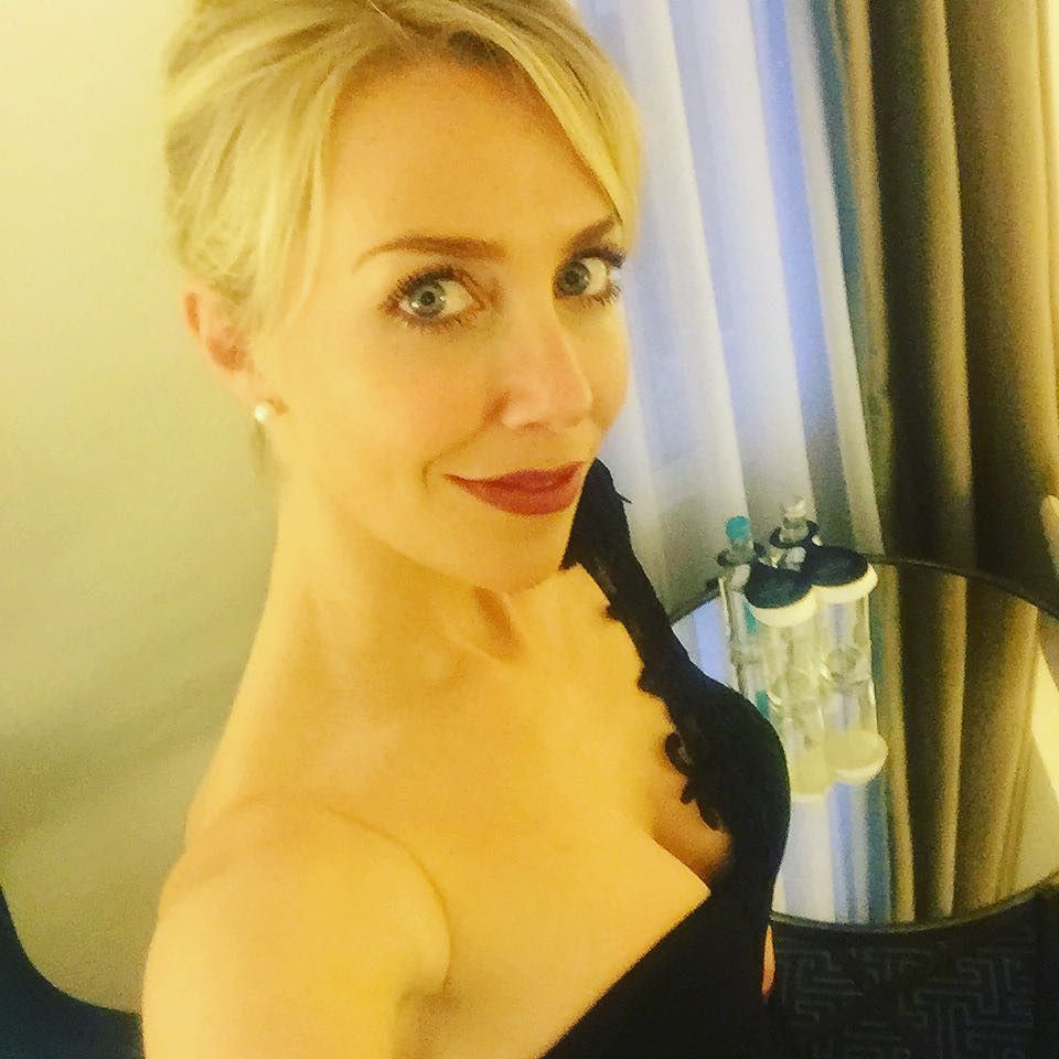 laurahamiltontv's tweet photo. All set and ready in my room #cubeawards @waldorfhilton_ dressed in @piamichi #host #award… https://t.co/B0YPfSnMwq https://t.co/vYH60nPAvC