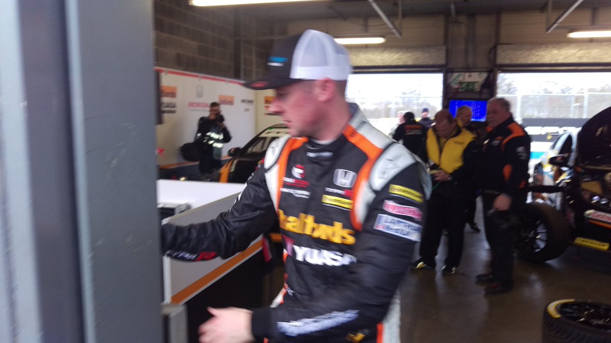 FrostyCabby's tweet photo. @hondaracingbtcc @gordonshedden @MattNealRacing typical, try to get a pic of the new civic and some clown gets in the way π #BTCC #Jockblock https://t.co/4PCu1GMAMp