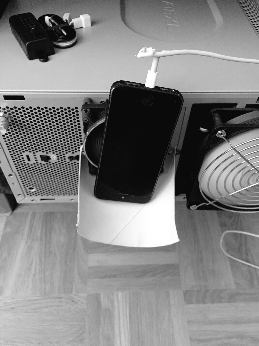 TheDeeeTrain's tweet photo. Wenn das Internet von  @Unitymedia ausfällt, die "flatrate" von @1und1 am Limit ist &amp; wichtige updates anstehen! #4.322B/s https://t.co/U7BkoM5cI2