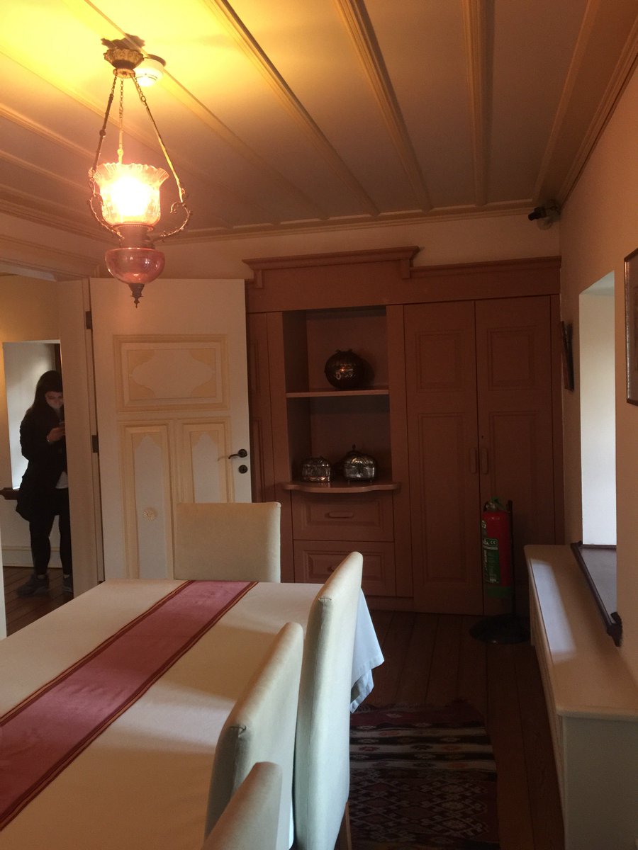 _MertCanYildiz_'s tweet photo. Bağ evleri kışın kalmak için uygun olmasa da Gedikoğlu Bağ Evi'nin bu odası kışın kalmak için alçak tavanlı tasarlanmıştır. @Comdjournal https://t.co/GLdOil0J8N