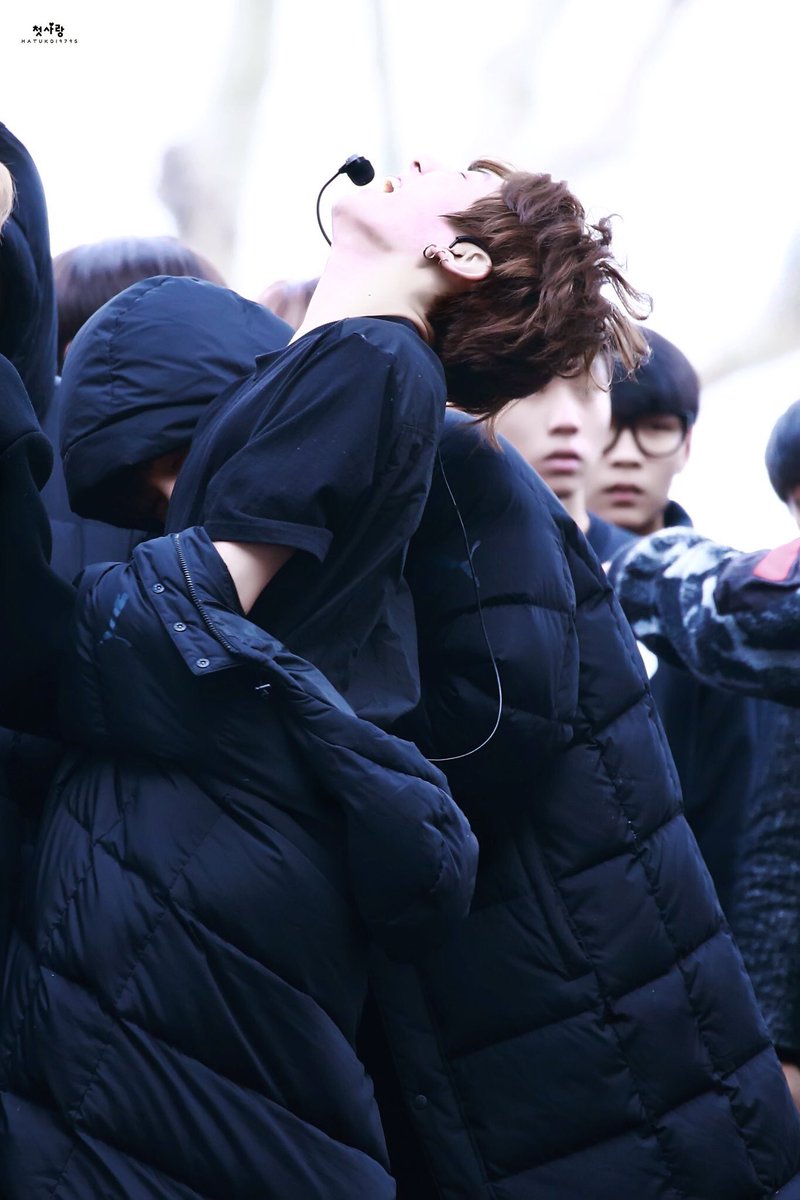 kthjjg's tweet photo. omg this perfect shot of the moment taehyung bit jeongguk's bicep 😹 https://t.co/kt9xyyW5Q3