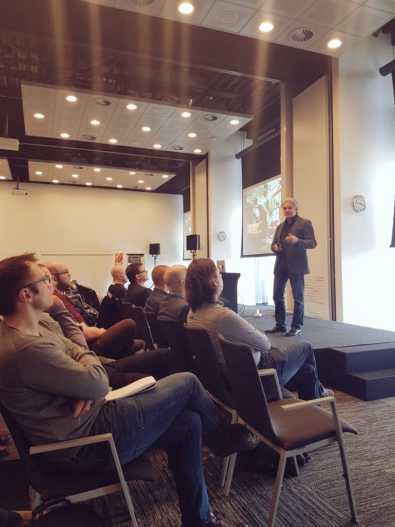 VNSG's tweet photo. VNSG Developersdag wordt afgesloten met een inspirerende keynote van @rtolido, CTO bij Capgemini! #DevDag2017 https://t.co/LU8dUBPCxh
